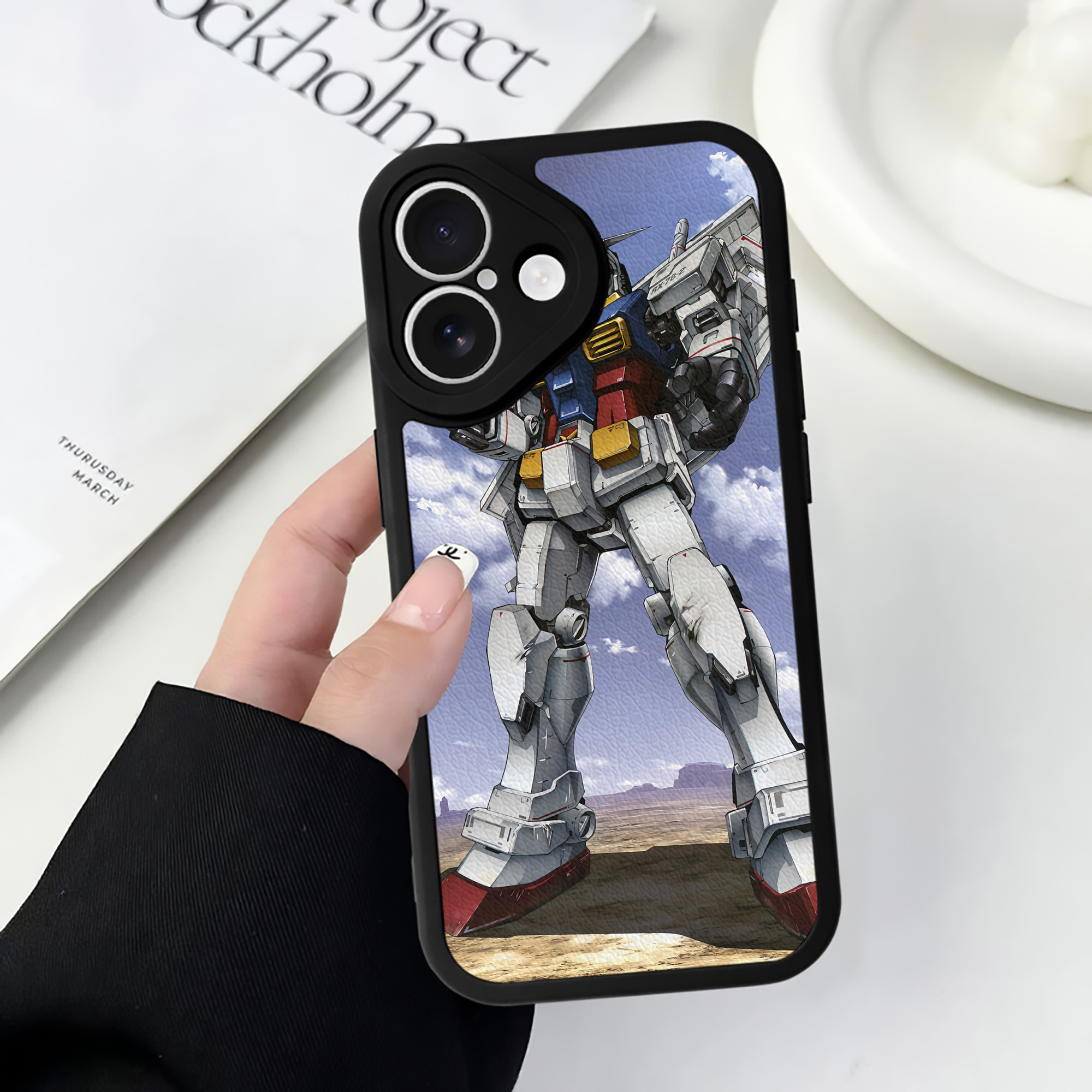 （画像用） 機動戦士ガンダム Mobile Suit Gundam 【iPhone 16シリーズ対応】シリコンスマホケース（レザー調） 材質：シリコン